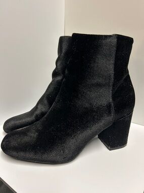 JustFab Black Velvet Block Heel Ankle Boots 🖤